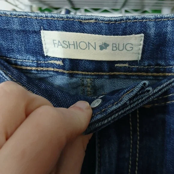 Stylish Blue Jeans with Studded Details - Picture 4 of 7